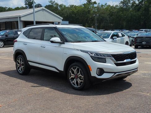 Certified 2023 Kia Seltos SX w/ SX Sunroof Package AWD/4WD image 3