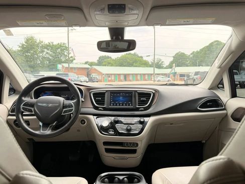 Used 2021 Chrysler Voyager Lxi FWD image 15