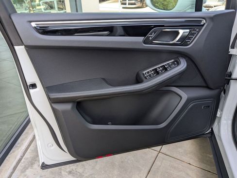 Certified 2025 Porsche Macan AWD/4WD image 13