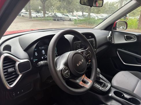 Used 2025 Kia Soul LX w/ LX Technology Package FWD image 31
