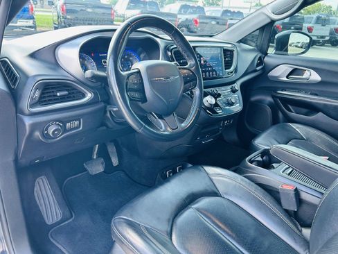 Used 2019 Chrysler Pacifica Touring-L Plus w/ S Appearance Package FWD image 14