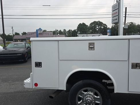 Used 2024 RAM 3500 Tradesman w/ Chrome Appearance Group AWD/4WD image 7