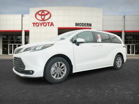 New 2026 Toyota Sienna XLE image 18