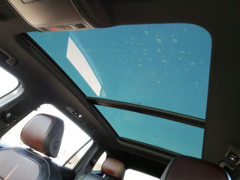 Certified 2024 Volkswagen Tiguan SEL R-Line image 32