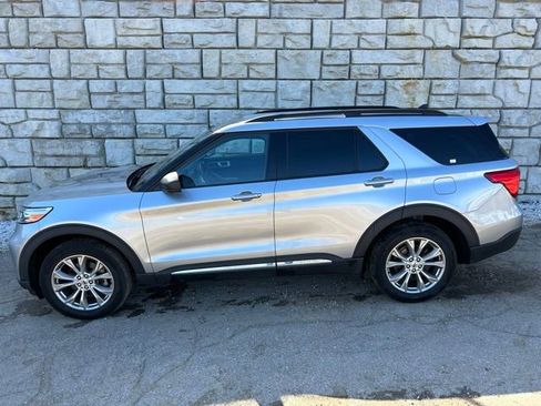 Used 2023 Ford Explorer XLT w/ Equipment Group 202A image 3