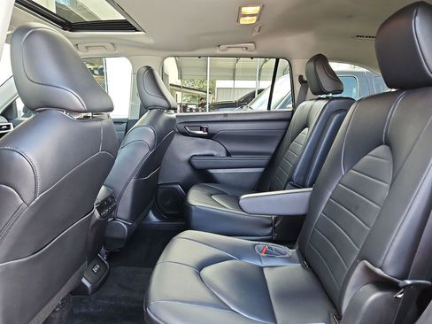 Used 2023 Toyota Highlander XLE image 32