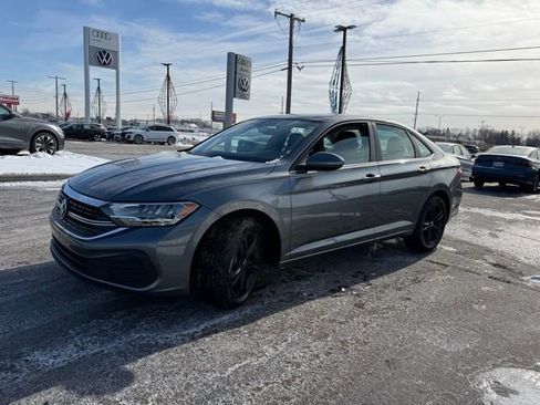 Used 2024 Volkswagen Jetta SE w/ Panoramic Sunroof Package image 3
