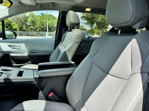 Used 2025 Toyota Sienna XLE FWD image 34