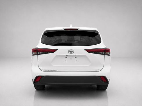 Used 2022 Toyota Highlander XLE FWD image 4