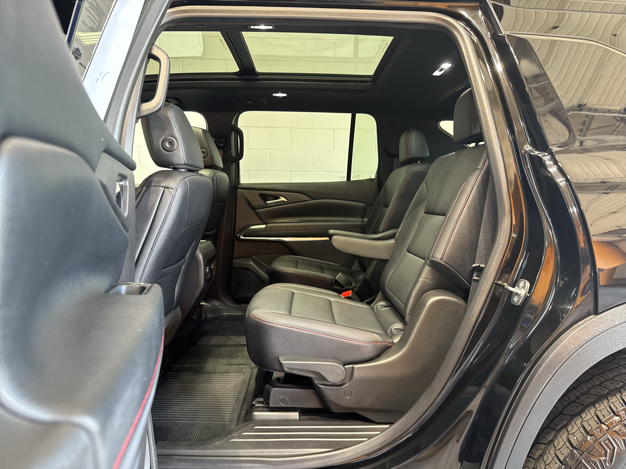 Used 2025 Chevrolet Traverse Z71 w/ LPO, Floor Liner Package AWD/4WD image 10