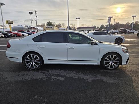 Used 2018 Volkswagen Passat 3.6 image 2