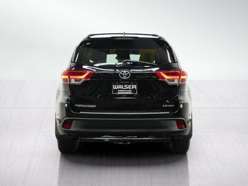 Used 2019 Toyota Highlander Plus AWD/4WD image 4
