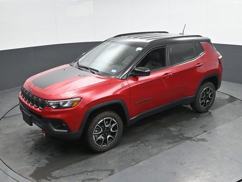 Used 2025 Jeep Compass Trailhawk AWD/4WD image 35