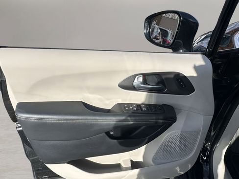 Used 2024 Chrysler Pacifica Select image 15