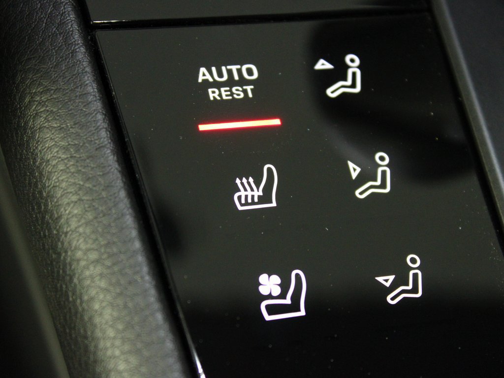 Certified 2026 Porsche Macan AWD/4WD image 30
