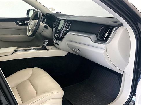 Used 2018 Volvo XC60 T5 Momentum w/ Vision Package image 22