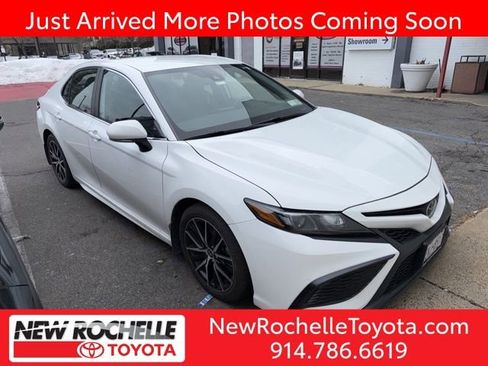 Used 2023 Toyota Camry SE image 1
