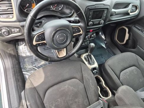 Used 2017 Jeep Renegade Latitude FWD image 9