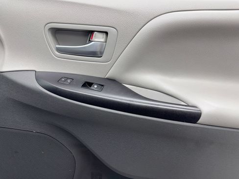 Used 2018 Toyota Sienna LE w/ Carpet Mat Package FWD image 42