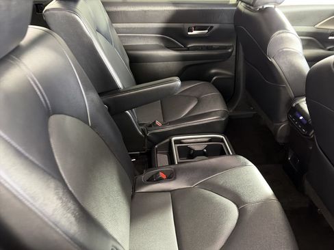 Used 2025 Toyota Grand Highlander AWD image 23