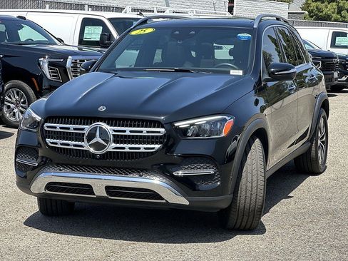 Used 2025 Mercedes-Benz GLE 450e 4MATIC w/ Driver Assistance Package image 8