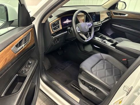 Used 2024 Volkswagen Atlas SE AWD/4WD image 12