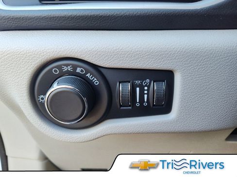 Used 2023 Chrysler Voyager LX FWD image 9
