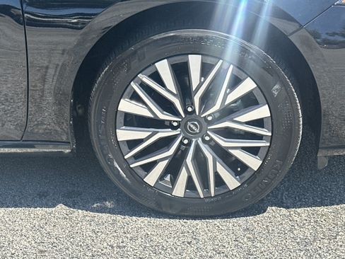 Used 2025 Nissan Altima 2.5 SV FWD image 12