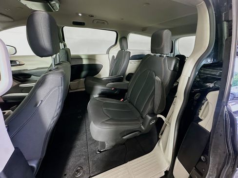 Used 2019 Chrysler Pacifica LX w/ Tire & Wheel Group FWD image 27