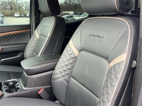 Used 2024 GMC Canyon Denali image 25