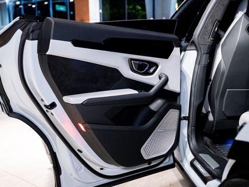 Used 2022 Lamborghini Urus image 27