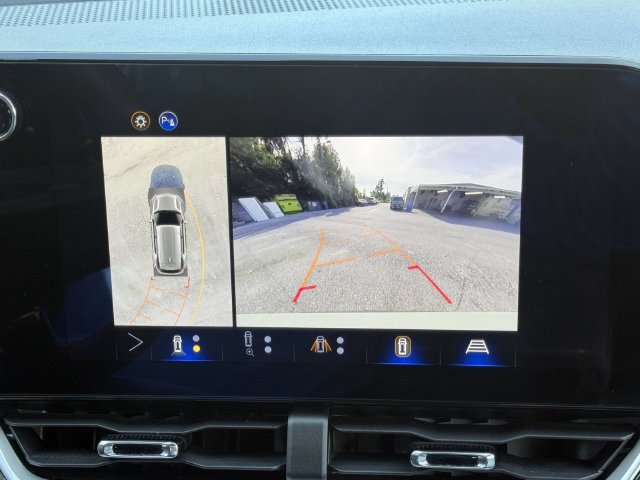 Used 2025 Chevrolet Equinox LT w/ Safety and Technology Package FWD image 18
