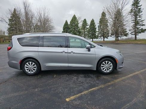 Used 2018 Chrysler Pacifica Touring-L w/ Premium Audio Group image 7