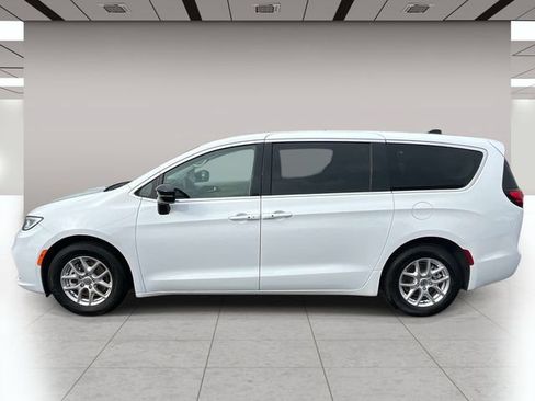 Used 2024 Chrysler Pacifica Touring-L FWD image 7