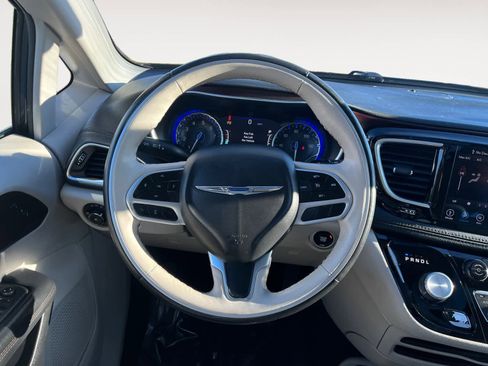 Used 2020 Chrysler Pacifica Limited image 12