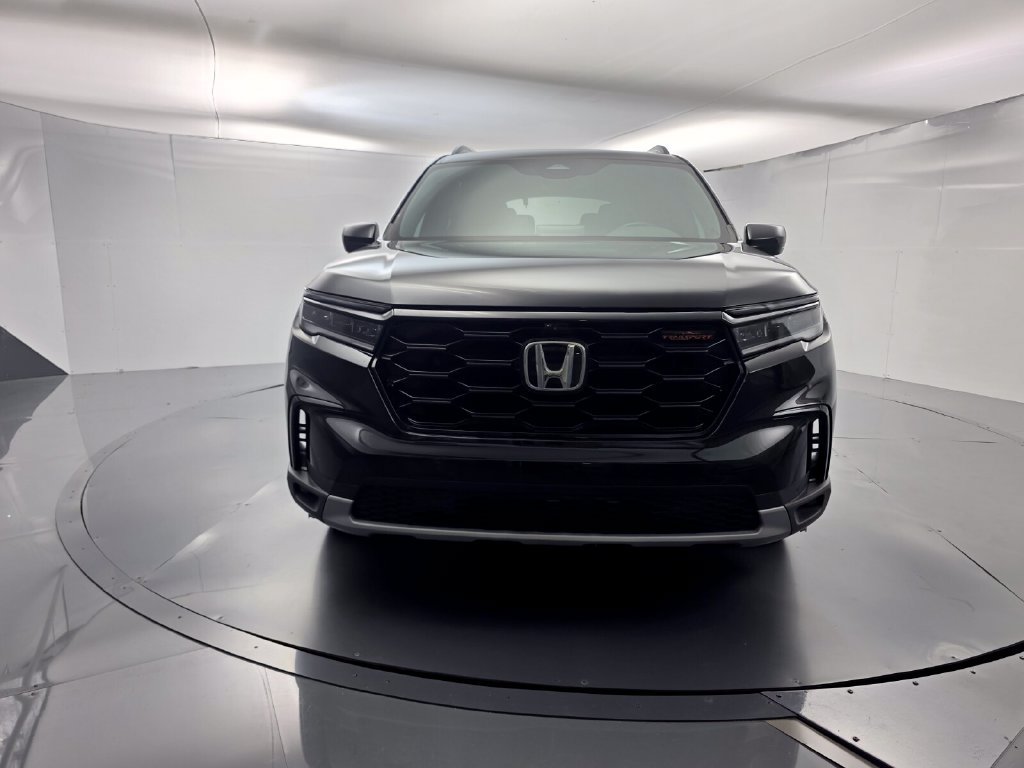 Used 2025 Honda Pilot TrailSport image 2