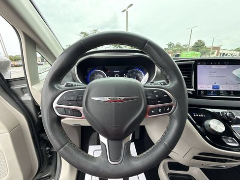 Used 2022 Chrysler Pacifica Touring-L FWD image 14