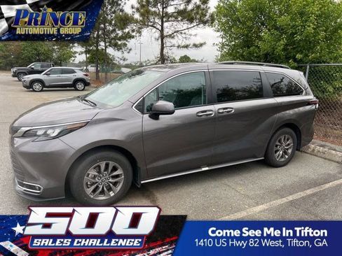 Used 2024 Toyota Sienna XLE FWD image 1