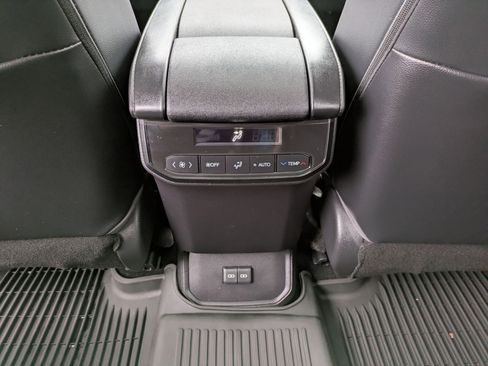 Used 2023 Toyota Highlander XLE image 18