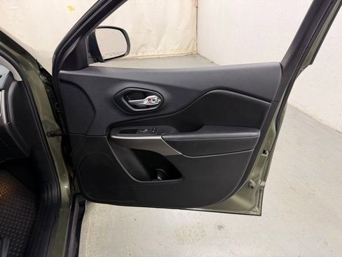 Used 2019 Jeep Cherokee Latitude Plus w/ Cold Weather Group AWD/4WD image 9