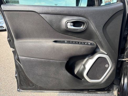 Used 2018 Jeep Renegade Latitude image 8