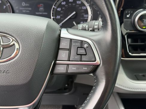 Used 2021 Toyota Highlander XLE AWD/4WD image 18