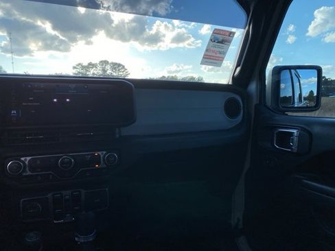 Used 2024 Jeep Gladiator Sport image 16