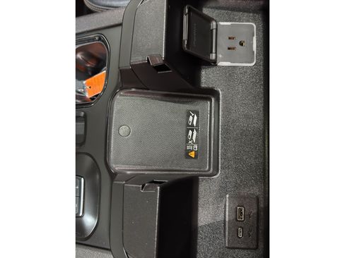 Used 2025 GMC Sierra 1500 AT4 w/ AT4 Preferred Package AWD/4WD image 36