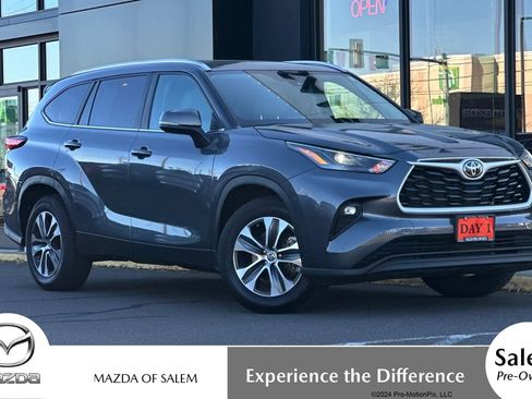Used 2023 Toyota Highlander XLE FWD image 1