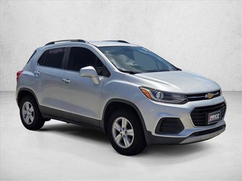 Used 2017 Chevrolet Trax LT w/ LT Convenience Package AWD/4WD image 3