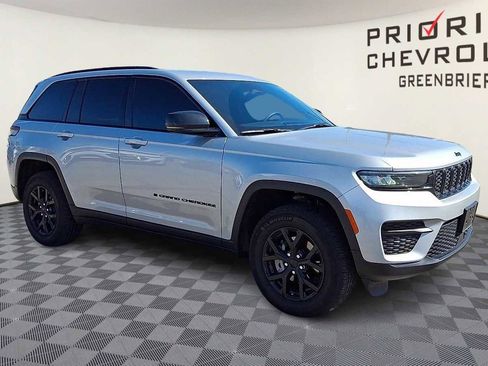 Used 2025 Jeep Grand Cherokee Altitude image 2