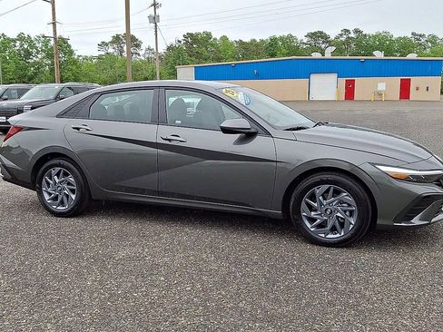 Used 2025 Hyundai Elantra Hybrid FWD image 2