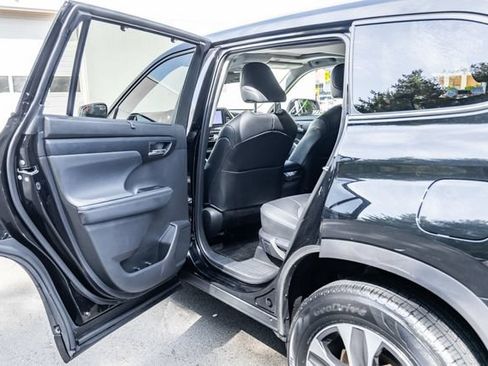 Used 2023 Toyota Highlander XLE AWD/4WD image 20