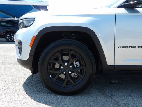 Used 2025 Jeep Grand Cherokee Altitude AWD/4WD image 3